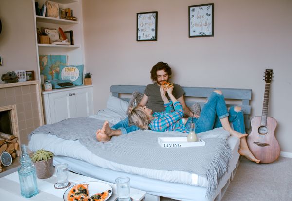 He’s a Hot Sleeper, She’s Cold: 10 Best Gadgets for Couples with Different Body Temperatures in 2025